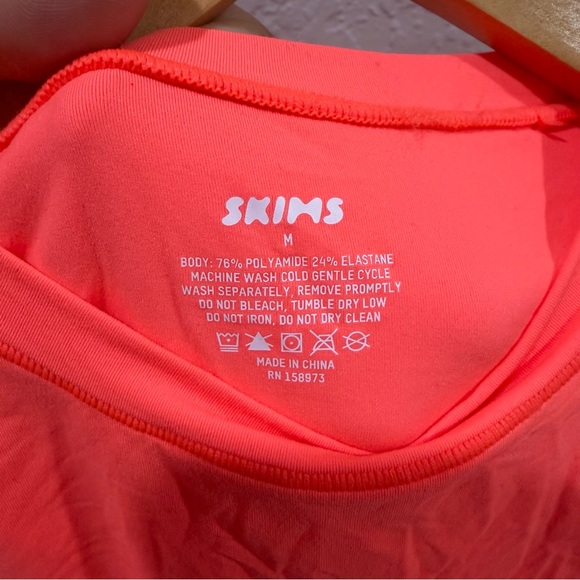 NWT Skims Fits Everybody Long Sleeve Crew Neck Bodysuit neon coral Size Medium - Picture 11 of 11